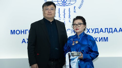 Хөнгөн үйлдвэрийн анхны эмэгтэй баатар